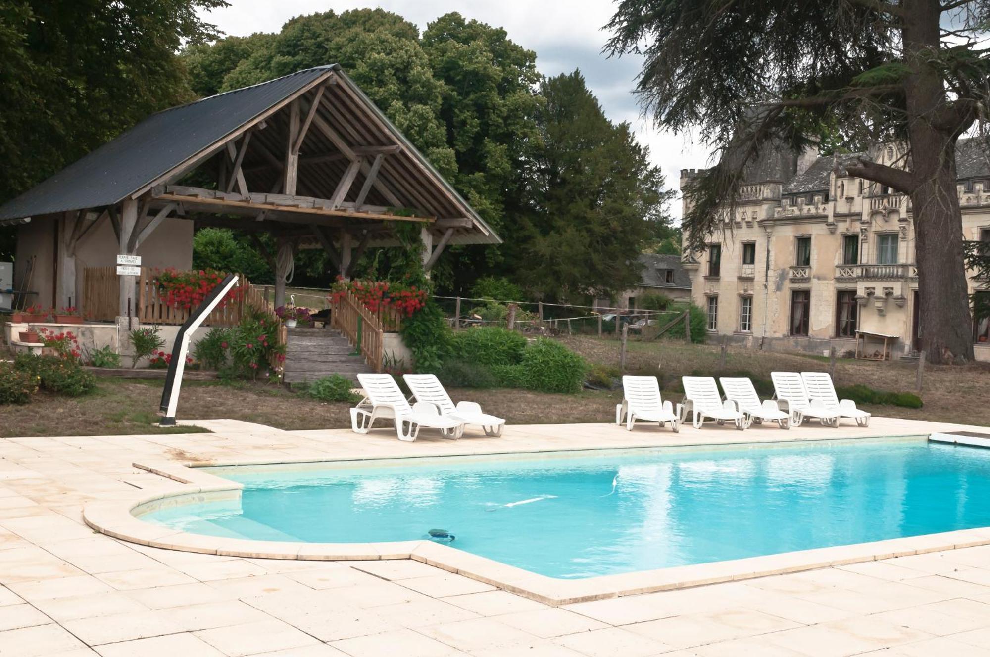 Chateau De Salvert - 4 Gites - 32 Personnes Neuillé Exteriér fotografie