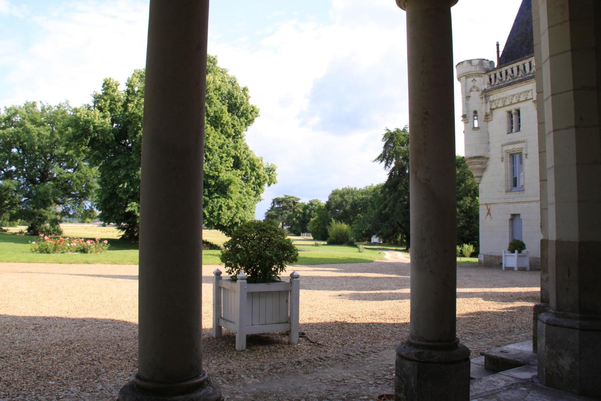 Chateau De Salvert - 4 Gites - 32 Personnes Neuillé Exteriér fotografie