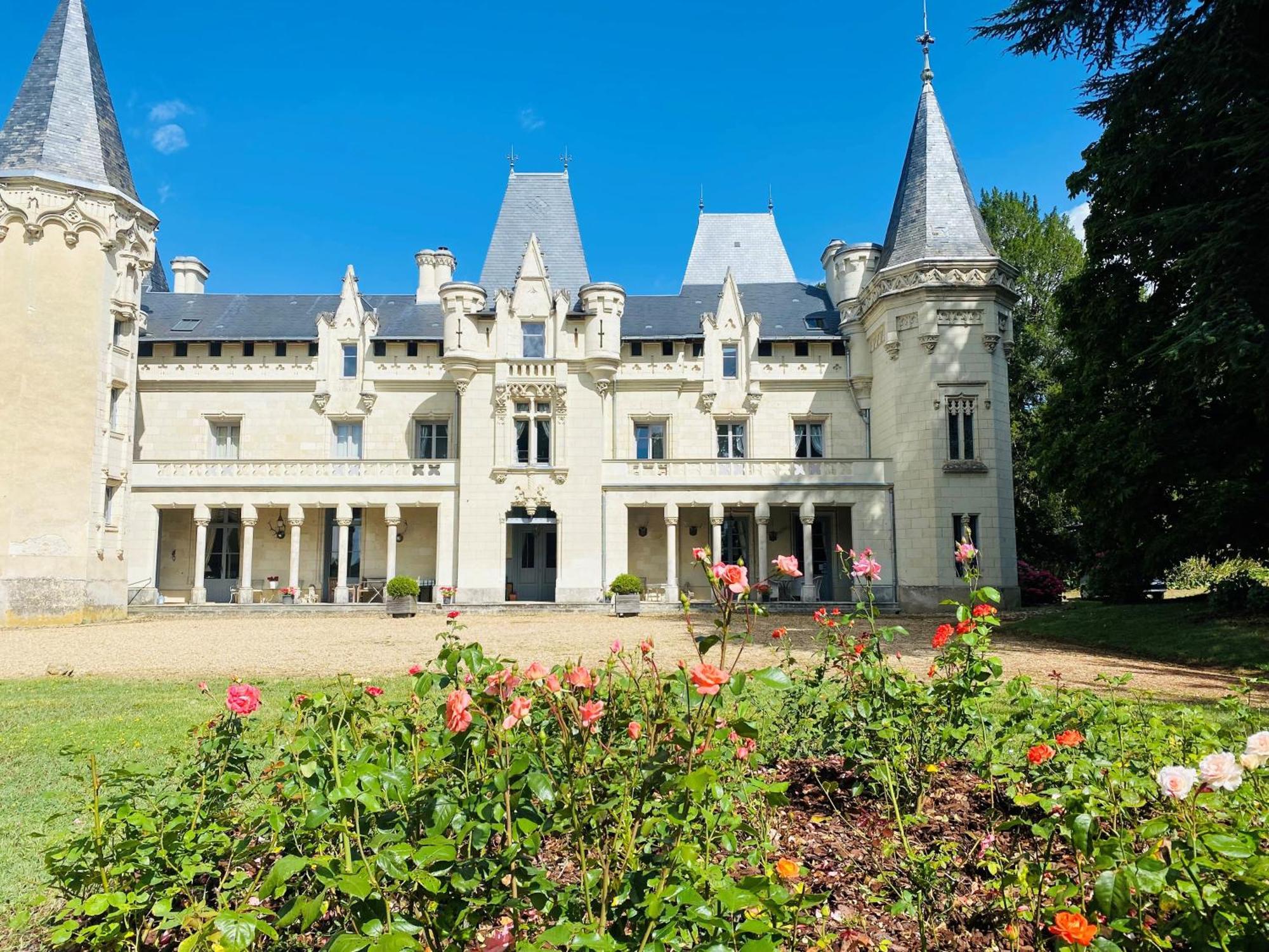 Chateau De Salvert - 4 Gites - 32 Personnes Neuillé Exteriér fotografie
