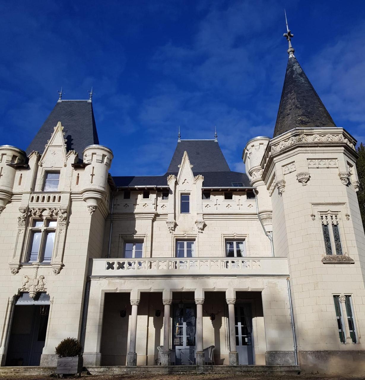 Chateau De Salvert - 4 Gites - 32 Personnes Neuillé Exteriér fotografie